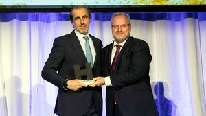 Carlos Calero (izda.) recoge el premio Hostelco Awards