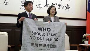 La presidenta Tsai Ing Wen y el ministro de Salud, Chen Shih-chung