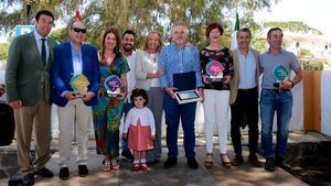 Marbella reconoce la contribución a la ciudad de los negocios de Las Chapas