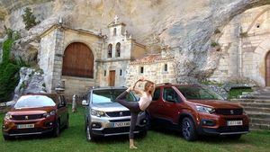 Verónica Blume imparte una clase en la ermita de San Bernabé, en Ojo Guareña