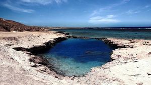 Al Nayzak, el lago turquesa de Egipto