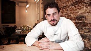 Booking y el chef español Javi Estévez se unen para ofrecer una ruta gastronómica de vanguardia