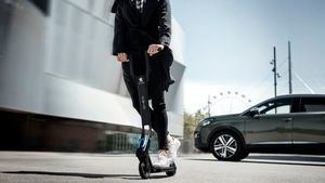 Peugeot presenta un patinete plegable que llega a los 25 Km