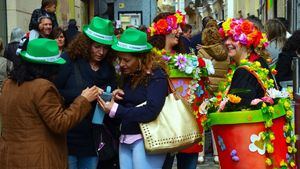 La alegría del Carnaval llena las calles de Cádiz