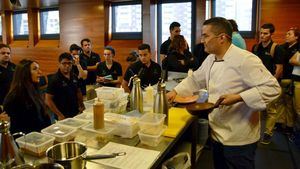 El chef Rubén Cabrera imparte una clase magistral en Hecansa