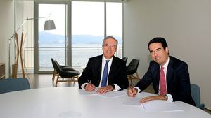 Miguel Antoñanzas y Javier Botin en la firma del acuerdo