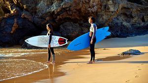 Surf en el Algarve: una ruta por las mejores olas de la Costa Vicentina