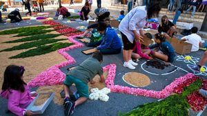 Sitges adorna sus calles con alfombras florales con motivo de las fiestas del Corpus