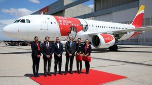 Presentado el avión de Iberia Express que lleva el vinilo del abrazo de Madrid