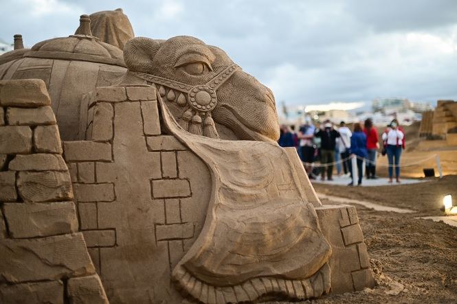 El Belén de Arena lega un año más a la playa de Las Canteras en Navidad