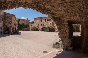 Pueblos medievales en la Costa Brava y el Pirineo de Gerona