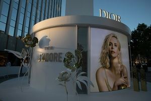 Dior inaugura en Madrid el único espacio efímero de J’adore en el mundo