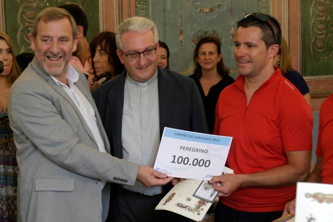 Santiago de Compostela recibe al peregrino 100.000