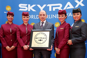 Akbar Al Baker, Director Ejecutivo del Grupo Qatar Airways, aceptando el premio (en el centro)