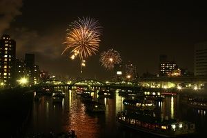 Los fuegos artificiales iluminan las noches de verano en Tokio