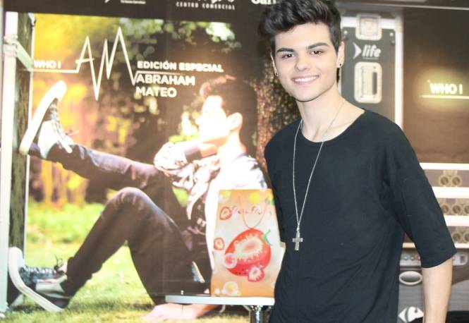 Abraham Mateo firma su disco y las 'abrahamers' enloquecen en 'las rosas'