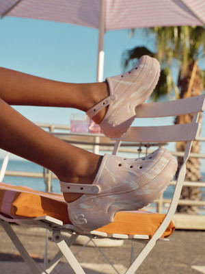 DEICHMANN lanza su nueva colección de CROCS para el verano 2025
