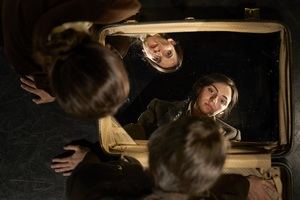 Duermen bajo las aguas, la primera novela de Carmen Kurtz, se estrena en el Teatro Español