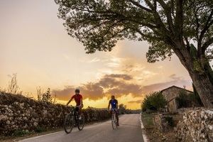 Toscana sobre dos ruedas: un viaje donde la música y el paisaje pedalean al unísono