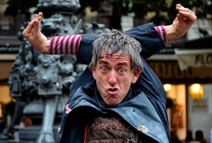 Torre Sevilla acoge un espectáculo de circo el 22 de junio con acrobacias, humor y teatro de calle