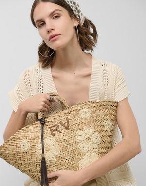 Texturas naturales y diseño made in Spain: así son los bolsos de Roberto Verino