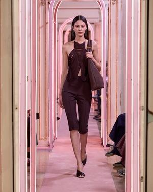El marrón se impone en la colección primavera-verano de Elisabetta Franchi