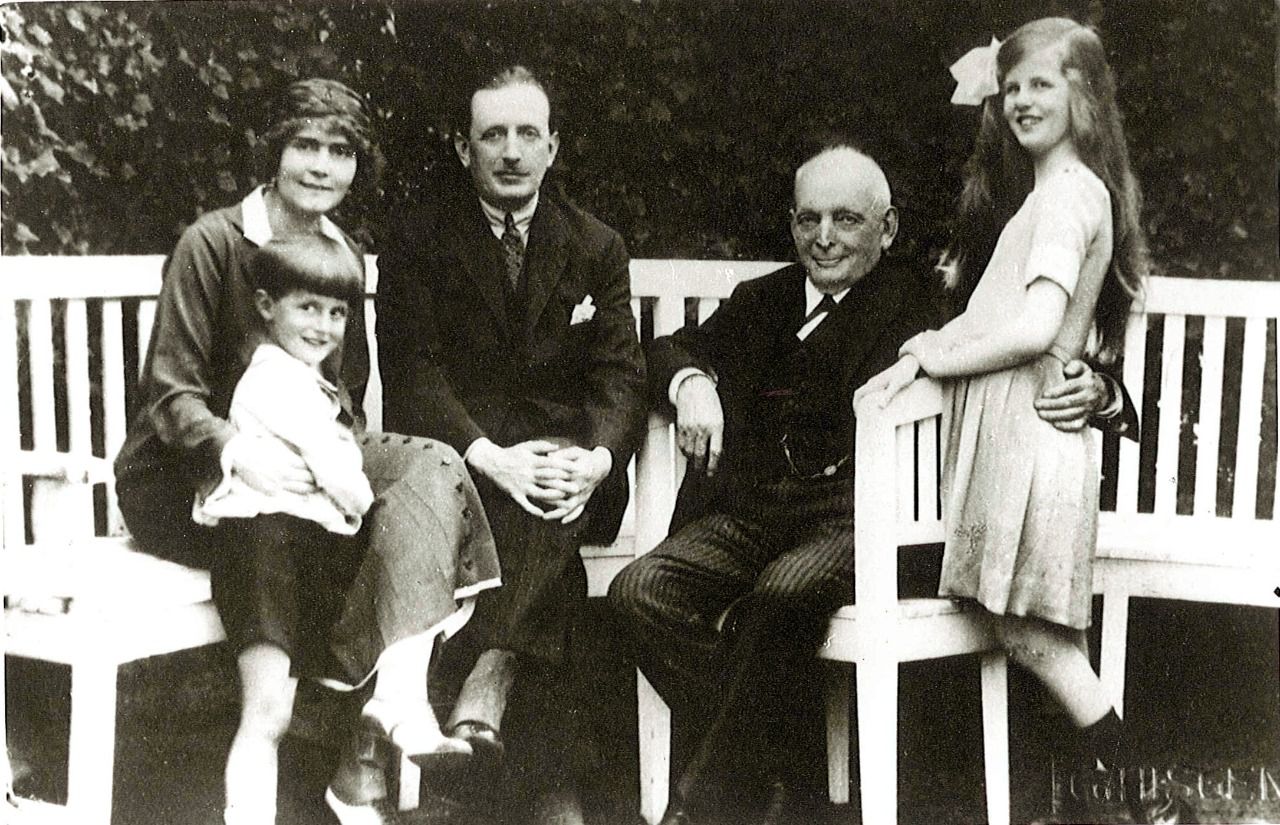 El barón Thyssen, de niño, con sus padres, su hermana Gaby y su abuelo August