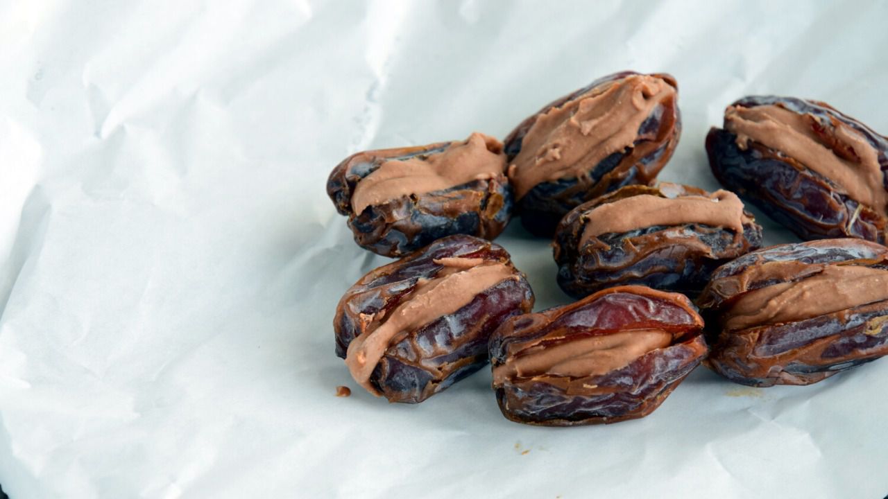 Dátiles rellenos de queso de nueces y chocolate