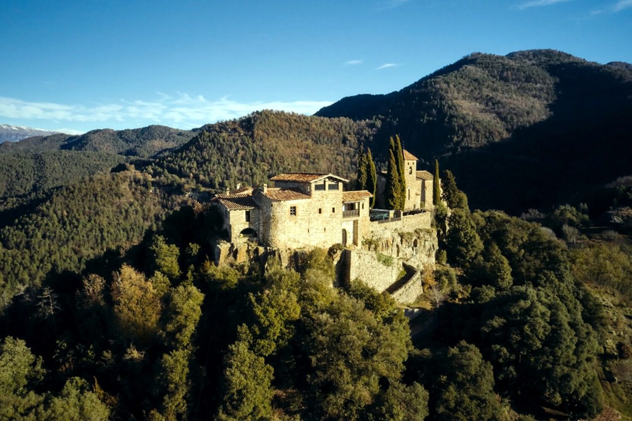 Castillo medieval en Llaés