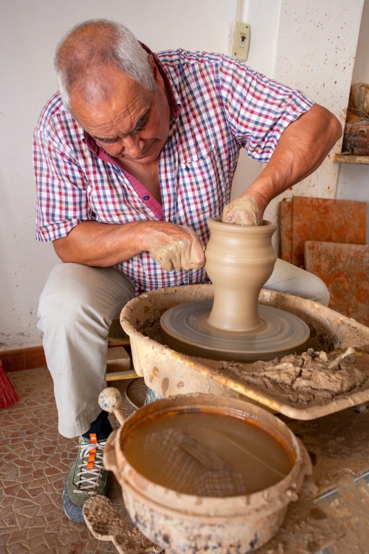 Artesano trabajando una pieza a torno (Foto: Tierras de Cerámica).