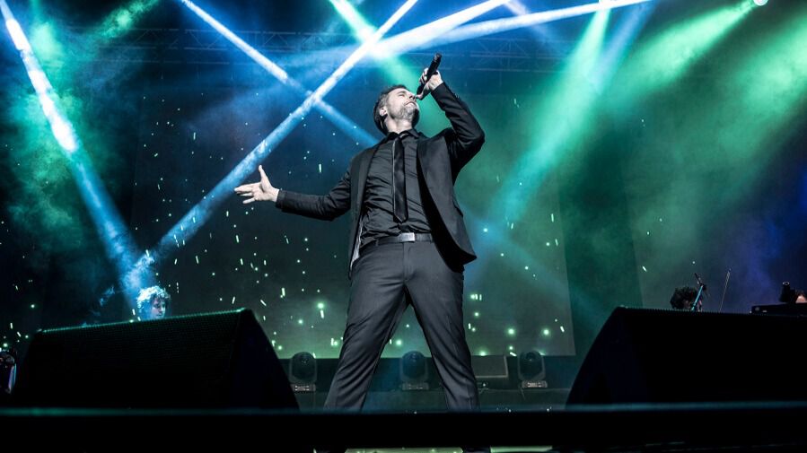 Gerónimo Rauch interpretando “Defying Gravity” en el Luna Park