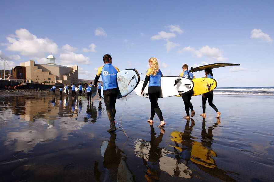 Surf en la playa de Las Canteras