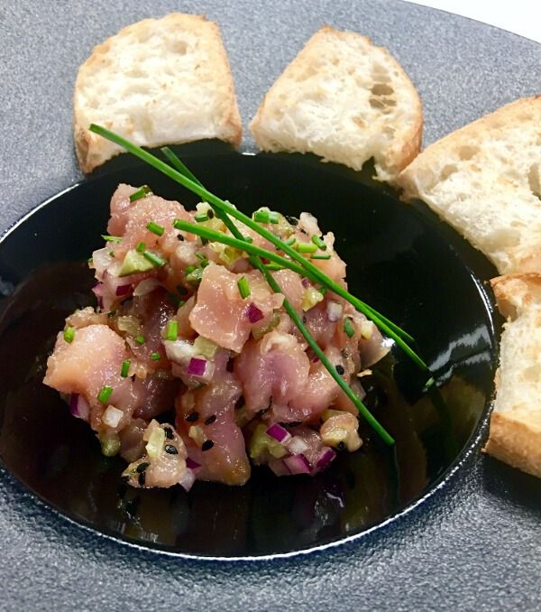 Tartar de bonito al aroma de limas kafir