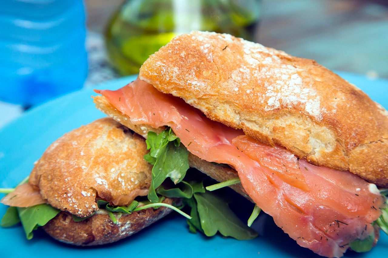 Bocadillo nórdico de salmón, rúcula, eneldo, salsa tártara y soja (Timesburg)