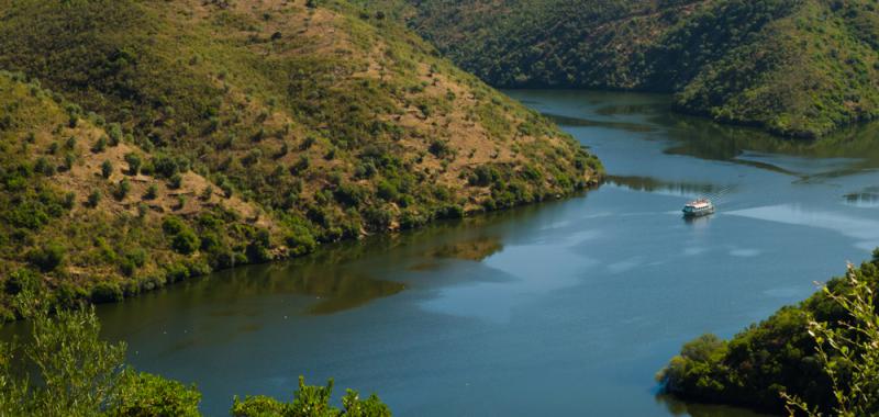 Barco Balcón del Tajo navegando por el Tajo Internacional