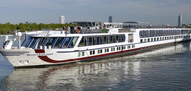 Barco" Explorer", recorriendo el Danubio