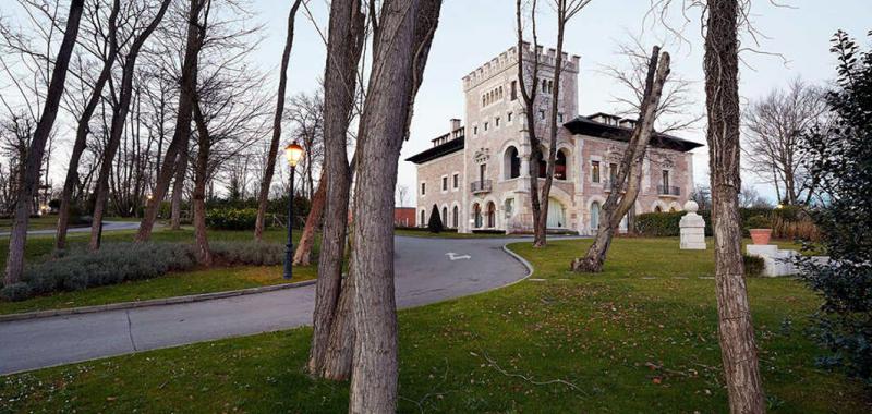 Castillos de piedra con señal wi-fi 