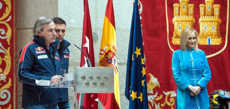 La presidencia de la Comunidad de Madrid homenajea a Carlos Sainz y Lucas Cruz 