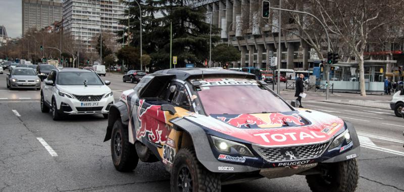 La presidencia de la Comunidad de Madrid homenajea a Carlos Sainz y Lucas Cruz 