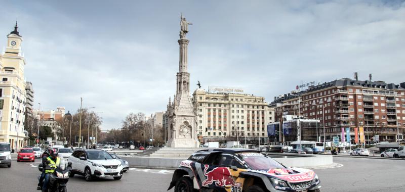 La presidencia de la Comunidad de Madrid homenajea a Carlos Sainz y Lucas Cruz 