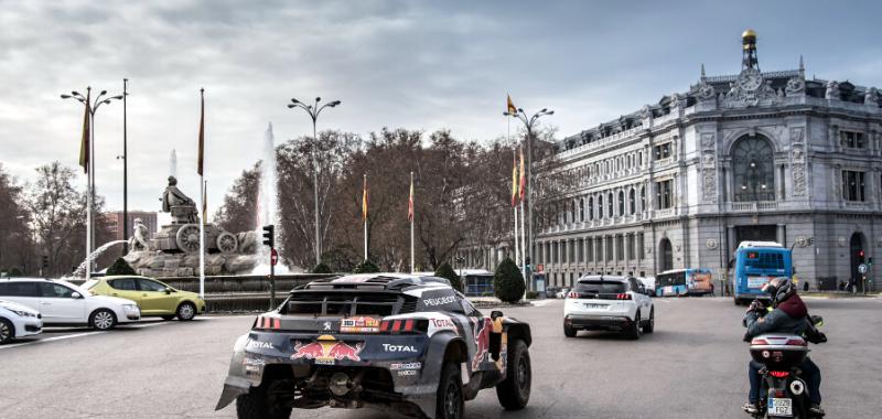 La presidencia de la Comunidad de Madrid homenajea a Carlos Sainz y Lucas Cruz 