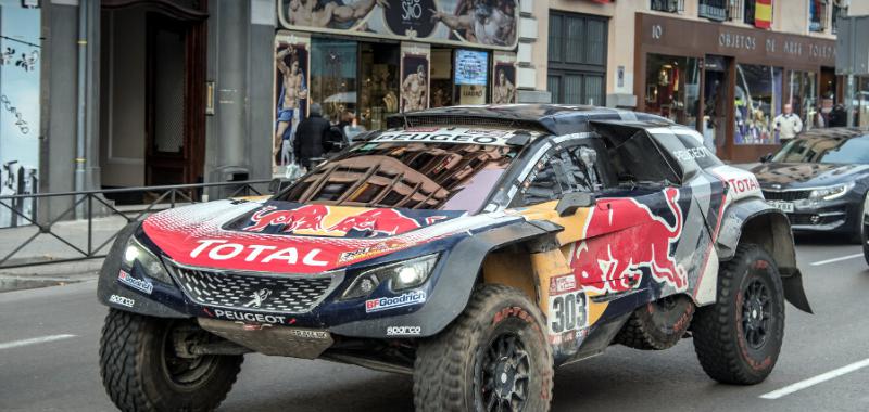 La presidencia de la Comunidad de Madrid homenajea a Carlos Sainz y Lucas Cruz 