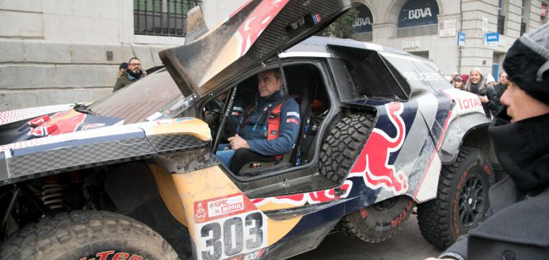 La presidencia de la Comunidad de Madrid homenajea a Carlos Sainz y Lucas Cruz 