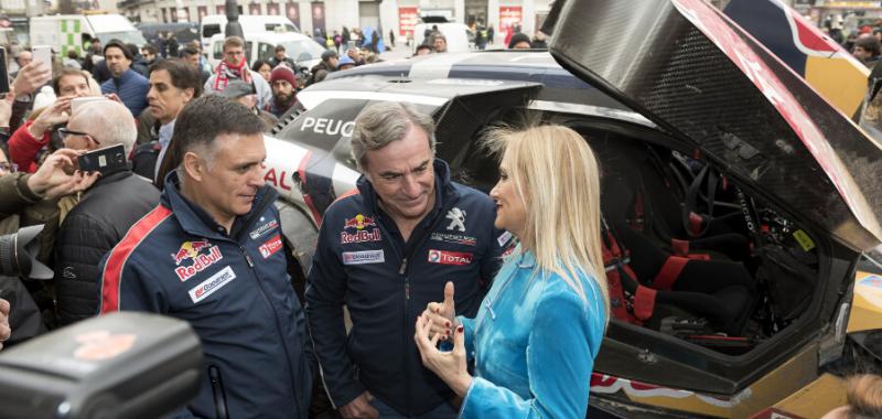 La presidencia de la Comunidad de Madrid homenajea a Carlos Sainz y Lucas Cruz 