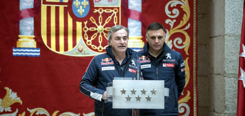 La presidencia de la Comunidad de Madrid homenajea a Carlos Sainz y Lucas Cruz 