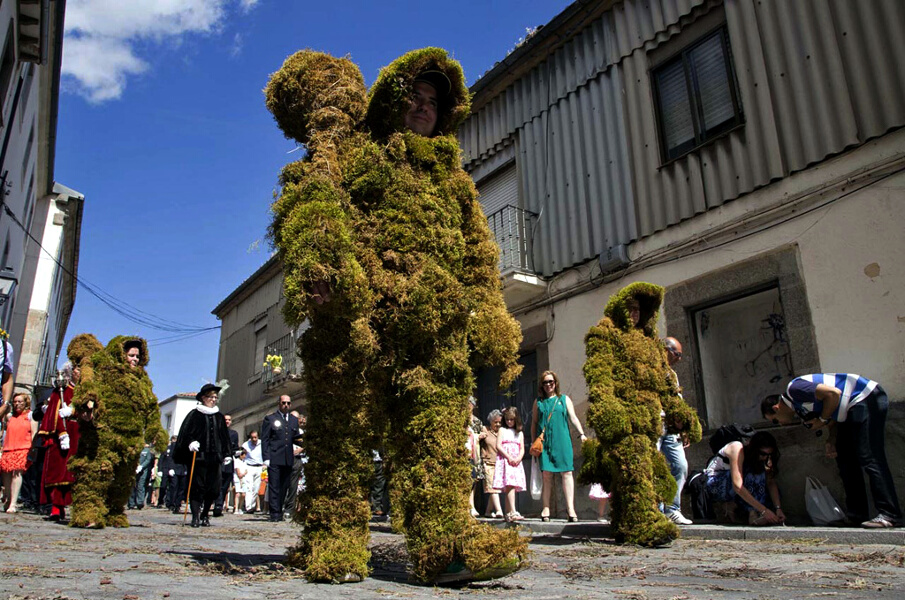 Los Hombres de Musgo en el Corpus Christi de Béjar · inoutviajes.com Corpus Christi en España